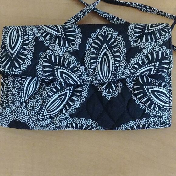 NWT VERA BRADLEY - NEW Crossbody Quilted Strap Wallet Blanco Bouquet Black Whi… - Picture 2 of 7
